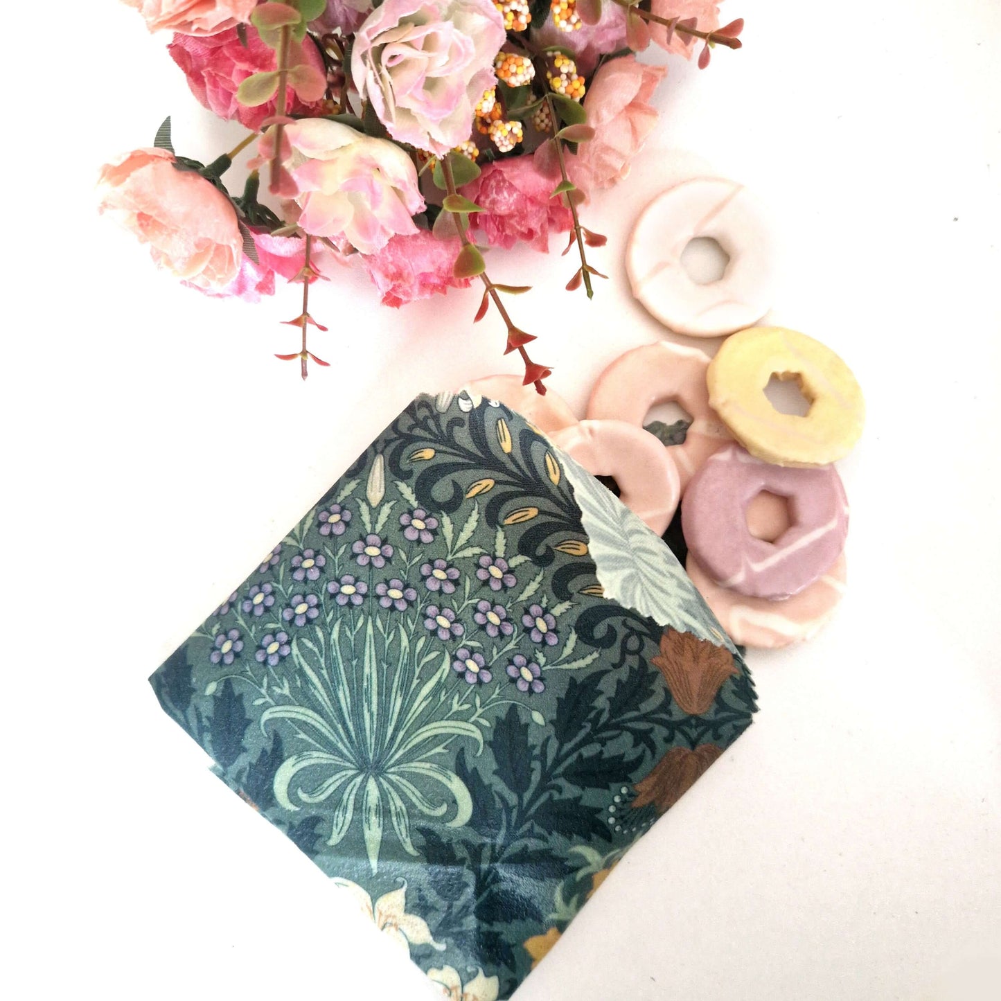 Reusable Beeswax Food Wraps 100% Hand Made in the UK by Honey Bee Good.