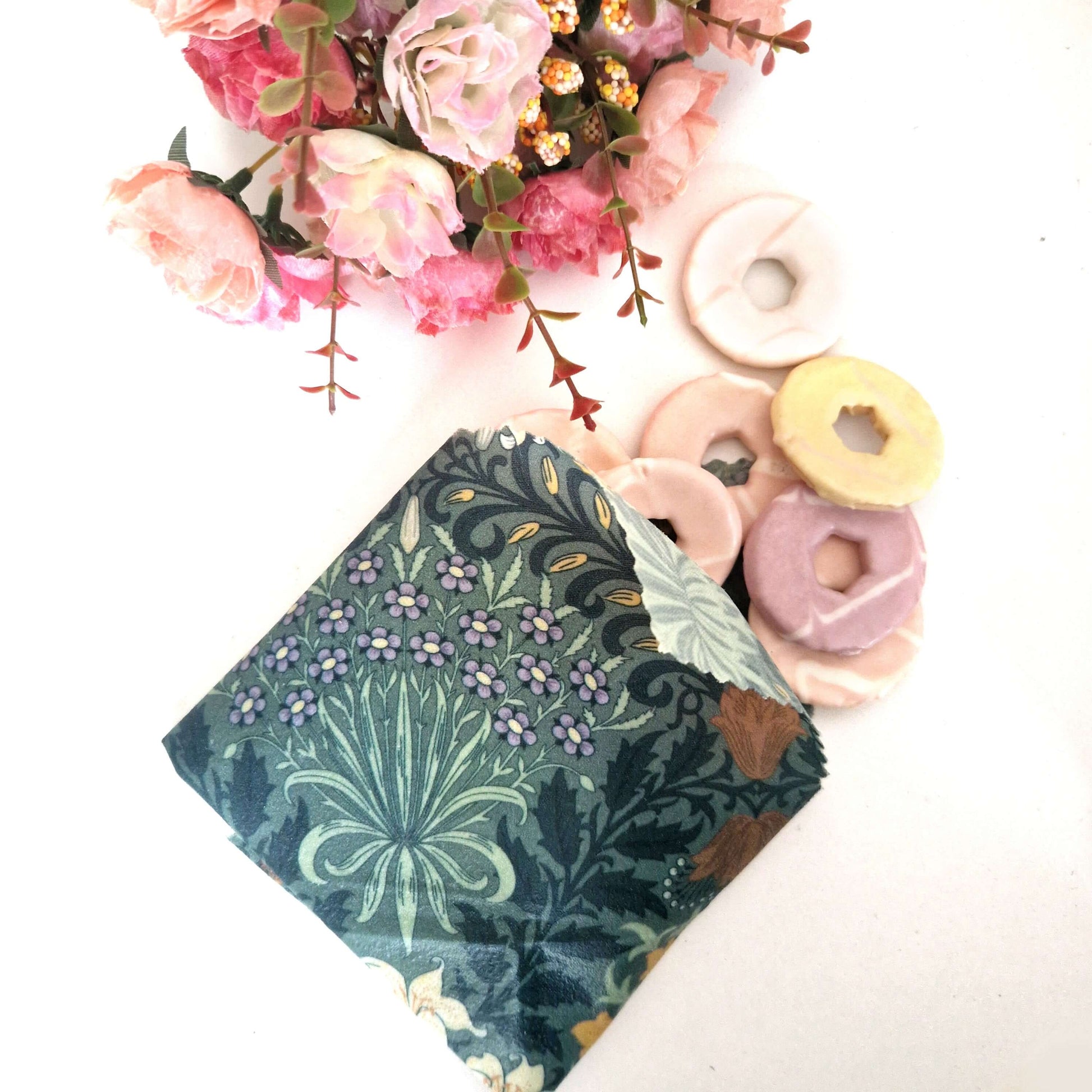 Reusable Beeswax Food Wraps 100% Hand Made in the UK by Honey Bee Good.